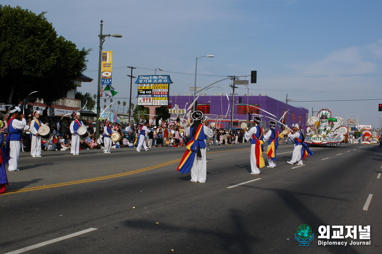 &nbsp;Traditional Korean folk dance performers are sounding Korean Janggo drums welcoming the Korean residents’ parade in Los Angeles.