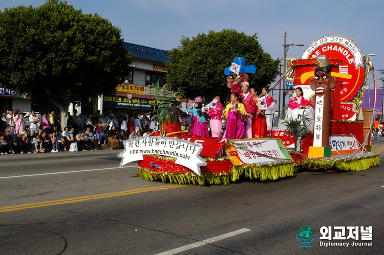 &nbsp;The slogan on the front of the leading parade car reads: “Good people make it!” What do they make? It is Taeyangcho Gochujang, hot pepper sauce made with naturally grown pepper plants.