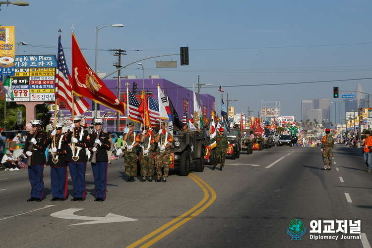 &nbsp;Honor guards and military personnel, many of them members of Marine Corps, lead the parade with the flags of Korea and the United States.