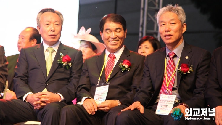 &nbsp;Chairman Lee Jon-yong of Diplomacy Journal (right) poses with the leaders of the Korean Community in Los Angeles.