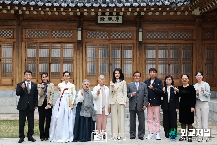 &nbsp;First lady Kim Keon-hee (center) on April 4 poses for photos with masters of intangible cultural heritage in traditional performing arts at Sangchunjae, the guesthouse of Cheong Wa Dae. (&nbsp;Courtesy of the Office of the President)