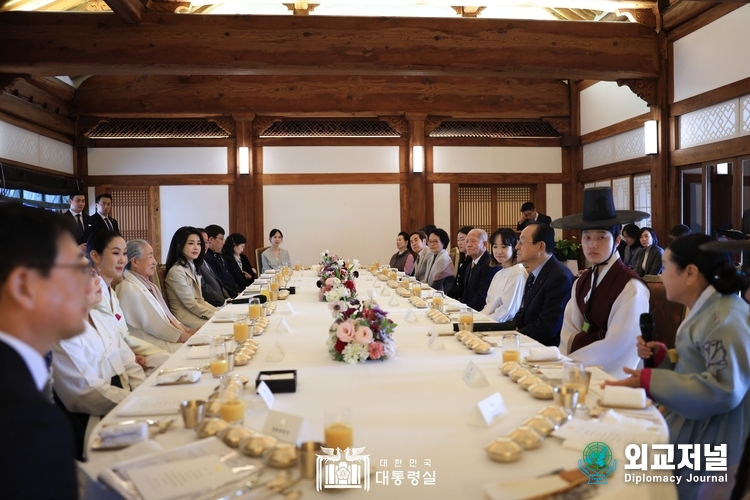 &nbsp;First lady Kim Keon-hee &nbsp;on April 4 poses for photos with masters of intangible cultural heritage in traditional performing arts at Sangchunjae, the guesthouse of Cheong Wa Dae. ( Courtesy of the Office of the President)