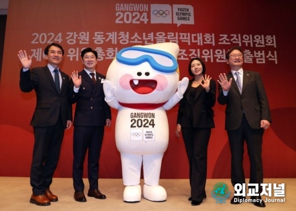 &nbsp;Gangwon Gov. Kim (far left) and Minister of Culture, Sports and Tourism Park Bo-gyoon (far right) pose with Olympic shooting champion Jin Jong-oh ( second from left), and Olympic speed skating champion Lee Sang-hwa during a ceremony in Seoul on Feb. 21, celebrating the launch of the second organizing committee for the 2024 Winter Youth Olympics after the gold medalists were appointed co-heads of the committee.