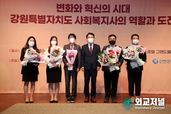 &nbsp;Governor Kim Jin-tae of Ganwon-do Province (fourth from left) and other officials take a commemorative photo at the opening ceremony of the 21st Gangwon-do Social Welfare Society Conference.