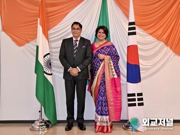 &nbsp;Ambassador Amit Kumar of India in Seoul (left) and his spouse Surabhi Kumar