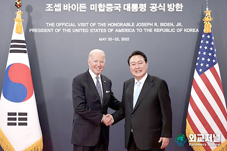 President Yoon Suk-yeol (right) and U.S. President Joe Biden are shaking hands at the presidential office building in Yongsan, Seoul, on May 21, 2022