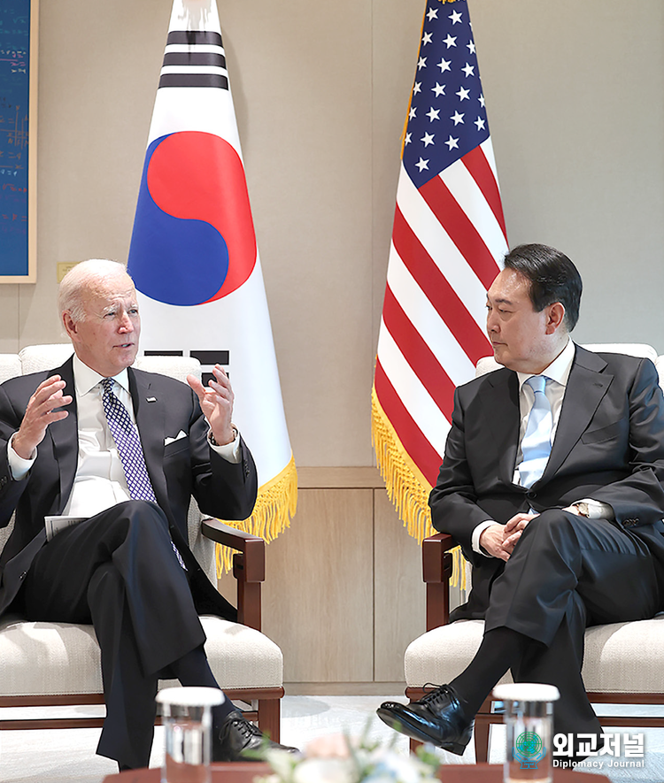 &nbsp;U.S. President Joe Biden (left) makes a gesture while discussing pending issues between Korea and the U.S. with President Yoon Suk-yeol.