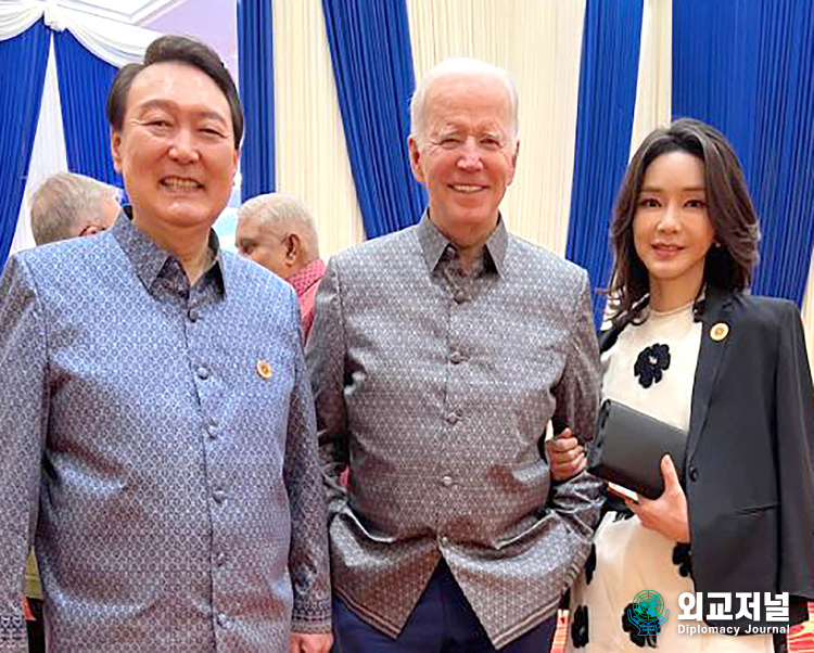 &nbsp;President Yoon Suk-yeol (left) and First Lady Kim Gun-hee (right) take a commemorative photo with U.S. President Joe Biden at a gala dinner held at a hotel in Phnom Penh, Cambodia, on May 12 (local time).