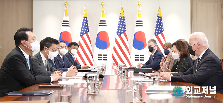 &nbsp;President Yoon Suk-yeol (left) and the Korean delegates hold talks with U.S. President Joe Biden and his cabinet secretaries