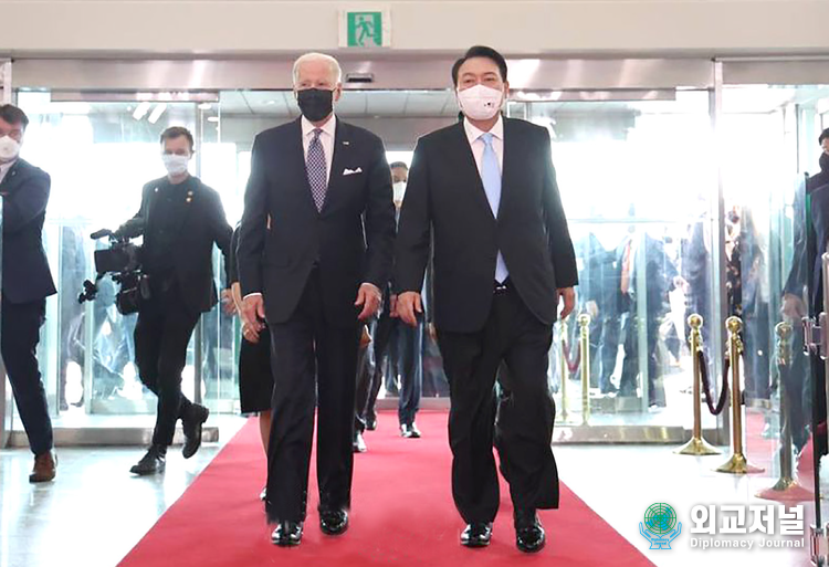 &nbsp;President Yoon Suk-yeol (right) and U.S. President Joe Biden are coming out of the building after holding a summit.