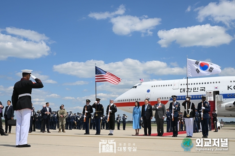 &nbsp;President Yoon Suk-yeol and First Lady Kim Gun-hee, who made a state visit to the U.S., arrive at Andrews Air Force Base near Washington, D.C. on April 24 (local time) and get off Air Force Unit 1. (Courtesy of the Office of the President)