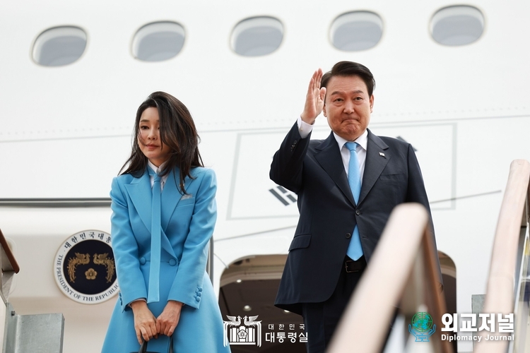 &nbsp;President Yoon Suk-yeol and First Lady Kim Gun-hee, who are making a state visit to the U.S., are greeting the farewell guests on board Air Force Unit 1 at Seongnam Seoul Airport on April 24. (Courtesy of the Office of the President)