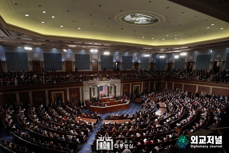 &nbsp;U.S. lawmakers give a standing ovation during a speech at the U.S. and House of Representatives joint meeting by President Yoon Suk-yeol, who is visiting the U.S., on April 27 (local time) at the National Assembly building in Washington, D.C.<br>
