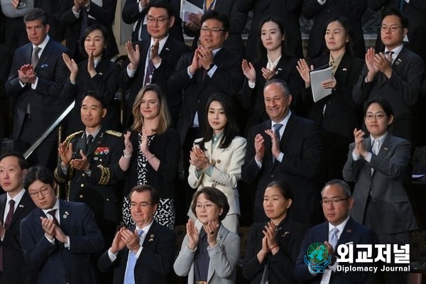 &nbsp;First Lady Kim Gun-hee (center) applauds with U.S. lawmakers when President Yoon Suk-yeol makes a speech at a joint meeting of the U.S. House of Representatives at the Capitol in Washington, D.C. on April 27.