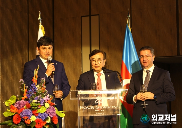 &nbsp;Ambassador Ramin Hasanov of the Republic of Azerbaijan (right), Rep. Suh Byeong-soo, head of Korea-Azerbaijan Parliamentary Friendship Group (center), and Fuad Muradov, chairman of the State Committee on Work with Diaspora, propose a toast at the National Day reception at the four Seasons Hotel in Seoul on May 30.