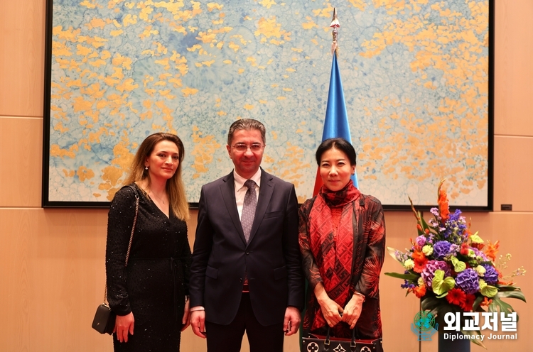 &nbsp;&nbsp;Kim Ji-eun (right), Diplomacy Journal Vice President, is taking pictures with Ambassador Ramin Hasanov of the Republic of Azerbaijan at the four Seasons Hotel in Seoul on May 30. &nbsp;