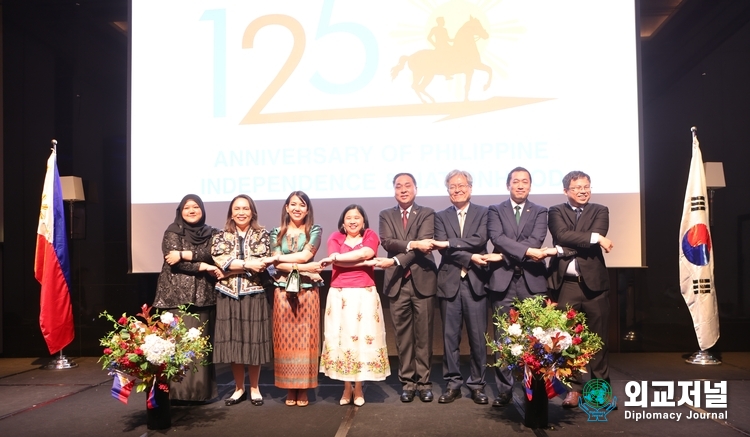 Deputy Foreign Minister Choi Youngsam of the Republic of Korea (left) poses with Ambassador Theresa Dizon De Vega of the Republic of the Philippines in Seoul at a gala reception hosted at the Grand Hyatt of the Philippines on June 8, 2023 celebrating the 125th anniversary of Independence from Spain.