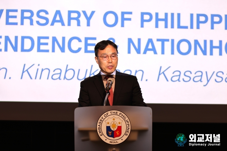 &nbsp;&nbsp;Deputy Foreign Choi speaks to the guests in congratulating the Independence of the Philippines and the fast-growing relations, cooperation and friendship between the two countries. The Philippines sent a large number of troops to fight on the side of the United Nations Forces during the Korean War (1950-3). A total of 7,420 Filipino officers and men served in Korea, and suffered 116 killed in action, 299 wounded and 57 missing.