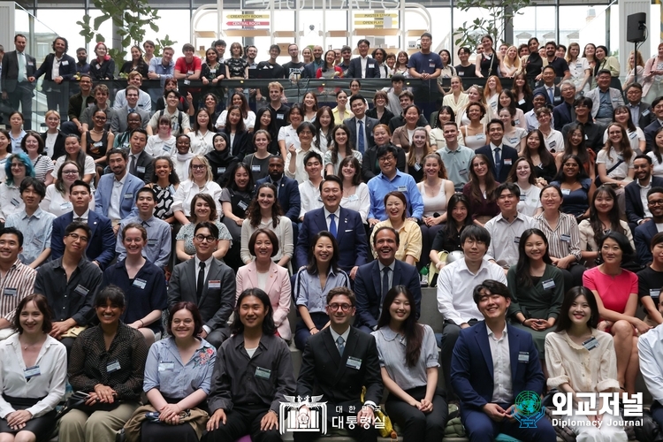 &nbsp;President Yoon Suk-yeol holds a dialogue session with the Korea-Freance Future Innovation Generation on June 20.&nbsp;Courtesy of the Office of the President