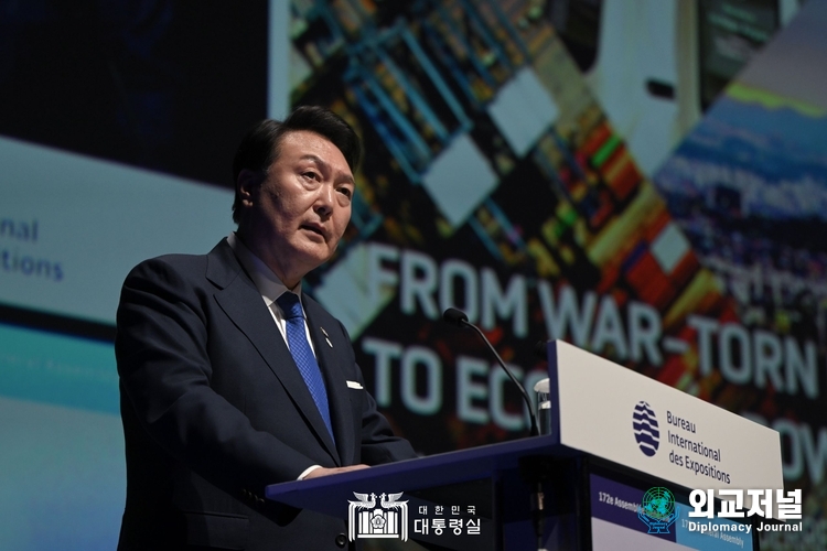 &nbsp;&nbsp;President Yoon Suk-yeol, who is visiting France to support Busan's bid for the 2030 World Expo, delivers the 4th Competition Presentation (PT) at the 172nd General Assembly of the Bureau International des Expositions (BIE) at the Issy-les-Molins in Paris on June 20 (local time)./ Courtesy of the Office of the President