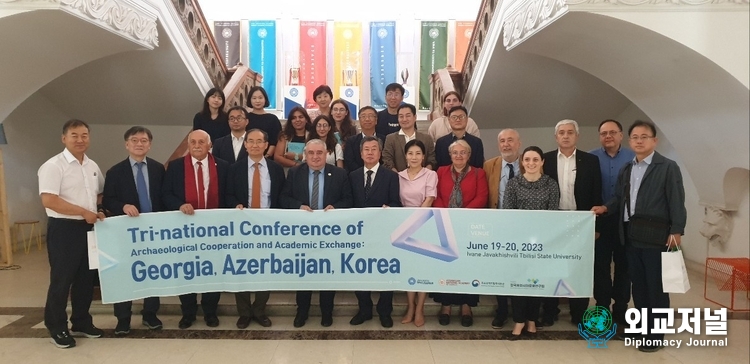 &nbsp;A well-composed group photograph featuring the esteemed members of the Korean Association for Research on Eurasian Civilization, along with the distinguished individuals including the Rector, Dean, and archaeology professors of Tiblish State University.