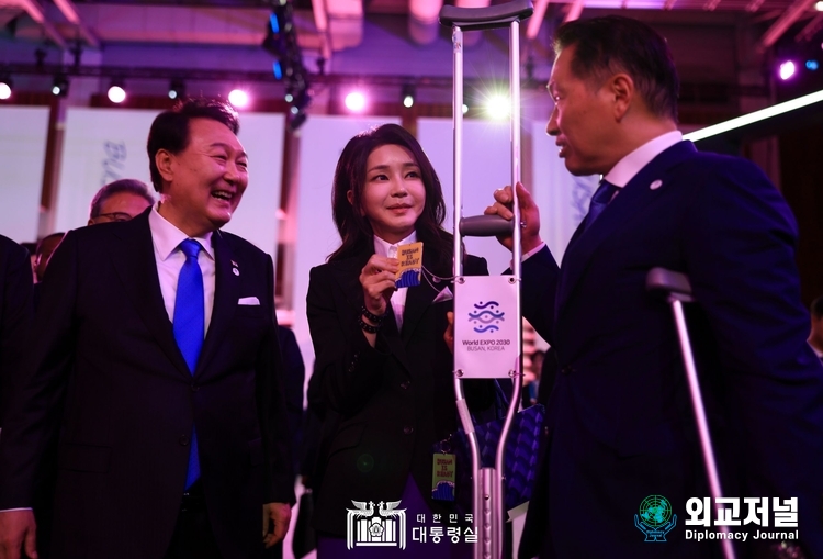 &nbsp;President Yoon Suk-yeol and First Lady Kim Keon-hee met with delegates from the Bureau International des Expositions (BIE) at the "Busan World Expo Official Reception" event held at the Isere-Mulino Sports Center near Paris, France on June 21.