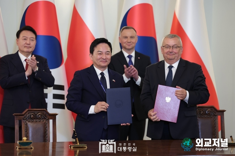 &nbsp;Minister of Land, Infrastructure and Transport Won Hee-ryong, during the signing ceremony of the agreements held under the attendance of President Yoon Suk-yeol at the Presidential Palace in Warsaw on July 13th (local time), signs the MOU on Ukraine Reconstruction Cooperation with an authorized representative for Ukraine Development Cooperation.&nbsp; Courtesy of the Presidential Office