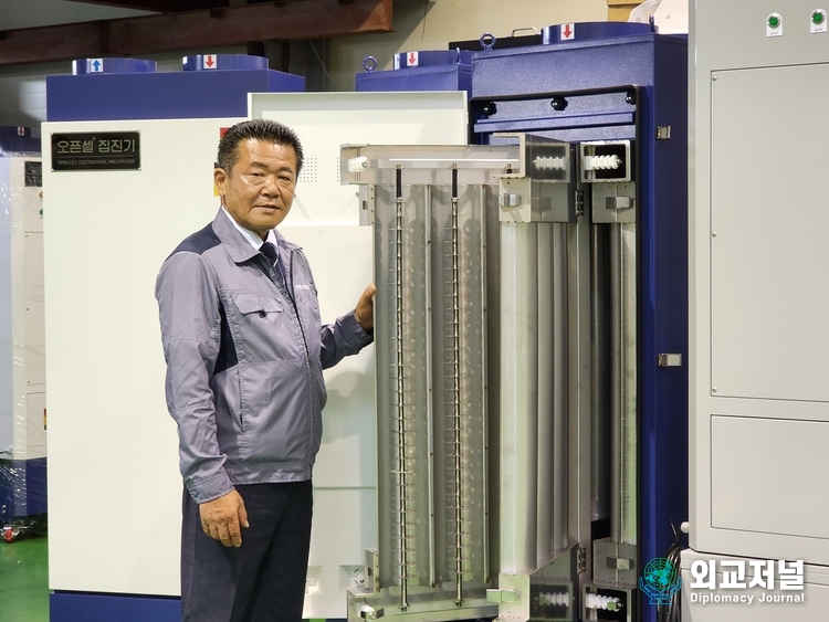 &nbsp;&nbsp;CEO Jang Sun-ho explains the Open Cell Dust Collector.