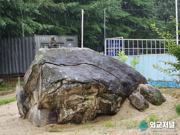 &nbsp;A rock in the yard of the Wangdugupi Mountain House, a place famous for Geumyul YaksuA rock in the yard of the Wangdugupi Mountain House, a place famous for Geumyul Yaksu