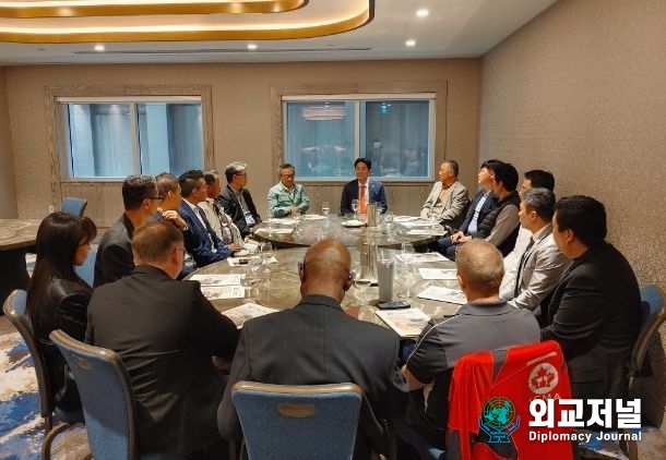 &nbsp;Lee Dong-seop (center), the President of Kukkiwon, discusses the development of Taekwondo with Canadian Taekwondo representatives. On his left is Ha Gi-seung, the President of the Canadian Taekwondo Association. He is the only Korean to serve as the President of the NOC Taekwondo Federation. /Courtesy of Kukkiwon