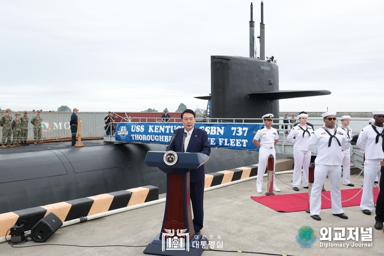 &nbsp;President Yoon Suk-yeol delivers an encouraging speech in front of the U.S. Ohio-class nuclear-powered ballistic missile submarine (SSBN) Kentucky (SSBN-737) upon its arrival at the Busan Naval Operations Base in Nam-gu, Busan on July 19./ Courtesy of the &nbsp;Presidential Office