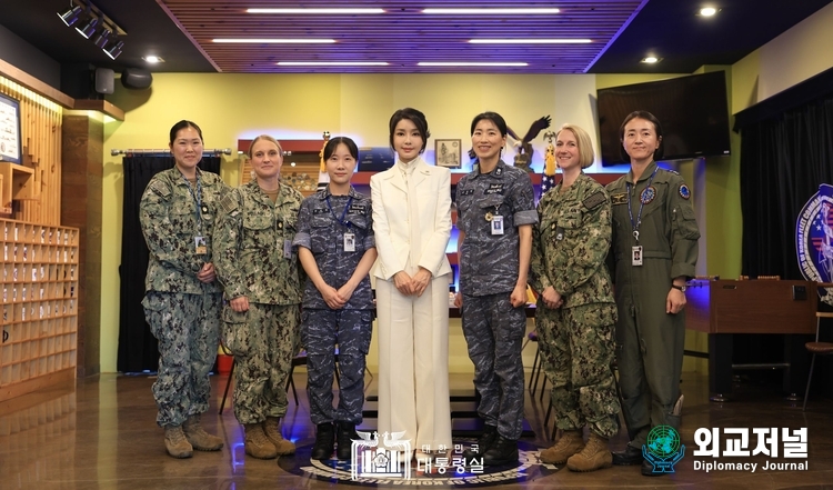 &nbsp;First Lady Kim Keon-hee takes a commemorative photo with female South Korean and U.S. military personnel at the Navy Club in the Navy Command./ Courtesy of the Presidential Offic