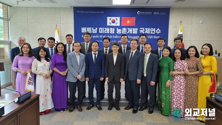 &nbsp;A commemorative photo taken after the completion of the international training program for Vietnamese government officials jointly organized by Gangwon State and the Korea International Cooperation Agency (KOICA) / Courtesy of Gangwon State