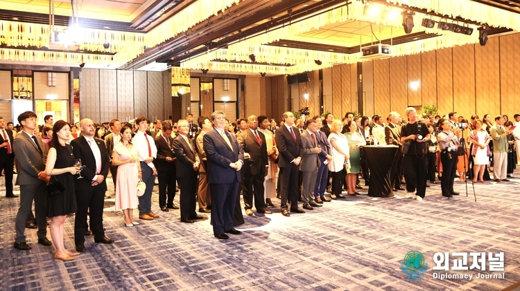 &nbsp;On July 27th, dignitaries from both Peru and Korea attended the celebration of the 202nd Peruvian Independence Day and the 60th anniversary of diplomatic relations between the two countries at the Four Seasons Hotel in Seoul.