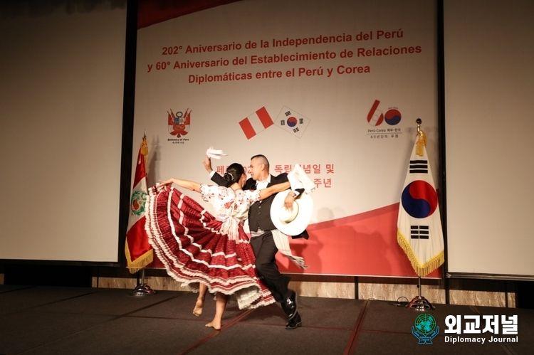 A Peruvian folk performance troupe is playing folk music at the Four Seasons Hotel in Sejong-ro, Seoul on July 27