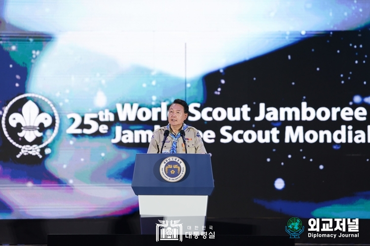 President Yoon Suk-yeol delivers a speech at the Saemangeum Secondary Battery Investment Agreement Ceremony held at the Saemangeum Convention Center in Gunsan, Jeollabuk-do on Aug. 2.