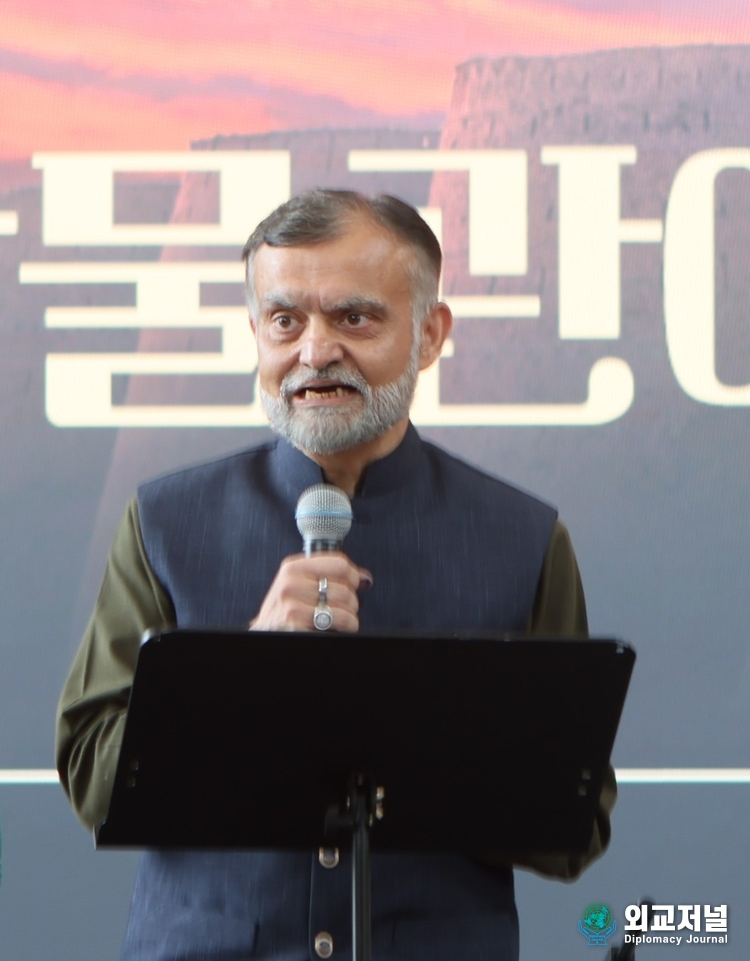 Ambassador Nabeel Munir of Pakistan to South Korea delivers welcoming remarks at the "Rhythms of Pakistan" concert held in collaboration with the National Museum of Korea on Aug. 11, 2023.