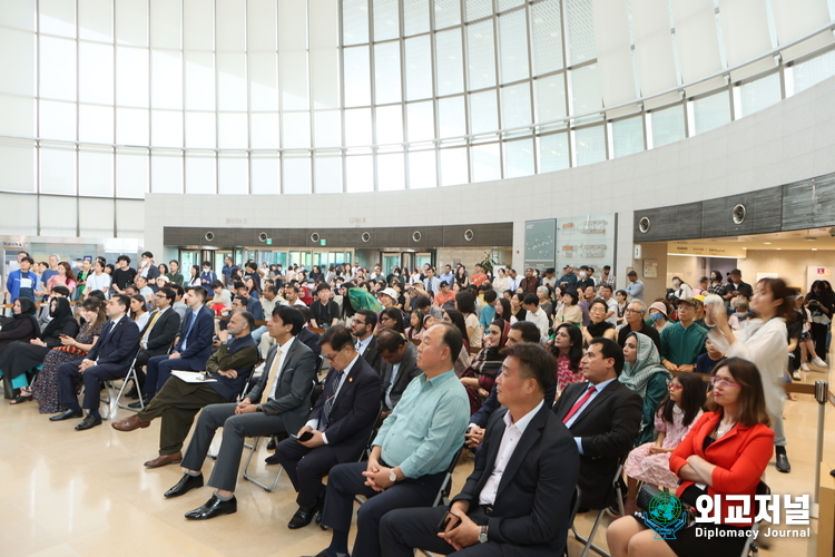 Ambassador Nabeel Munir of Pakistan to South Korea (fifth from right, front line) enjoys the music performance with ambassadors, senior diplomats and staff members of foreign embassies in Korea, and general visitors.