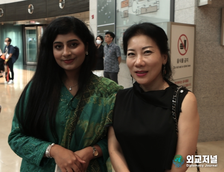 Vice President Kim Ji-eun of Diplomacy Journal (right) poses for the camera with a female staff of the Pakistani Embassy in Korea.