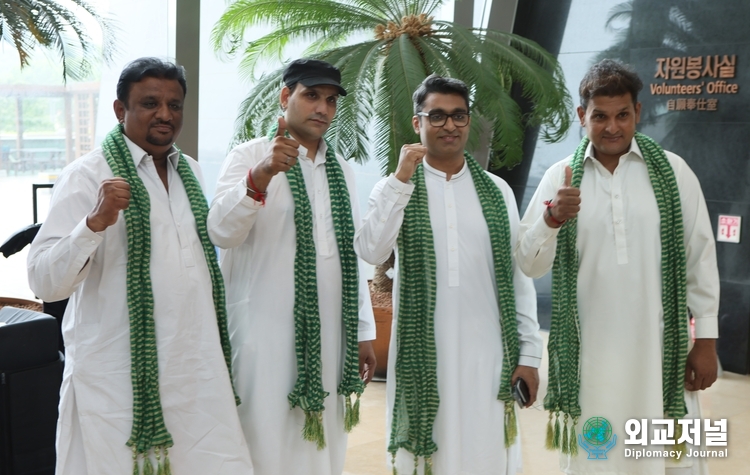 Staff members of the Pakistani Embassy in Korea show a victory sign at the "Rhythms of Pakistan" concert held at the National Museum of Korea on Aug. 11, 2023.