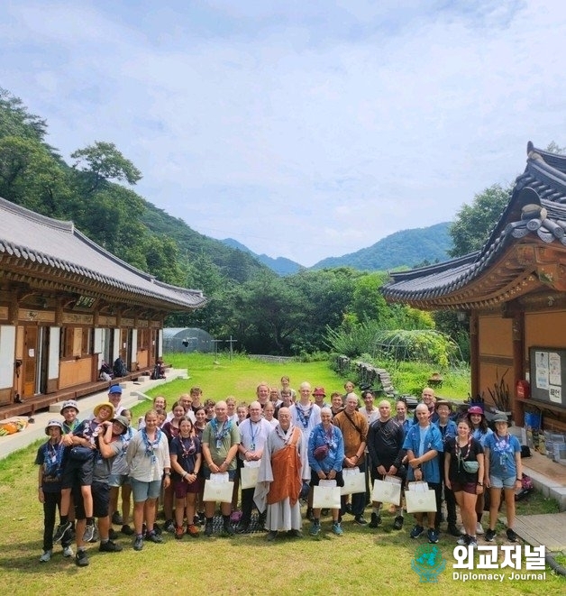 German members of the 2023 World Scout Jamboree, who conducted temple stay experience activities at Beopjusa Temple in Songnisan Mountain, Boeun, are taking commemorative photos. /Courtesy of Beopjusa Temple