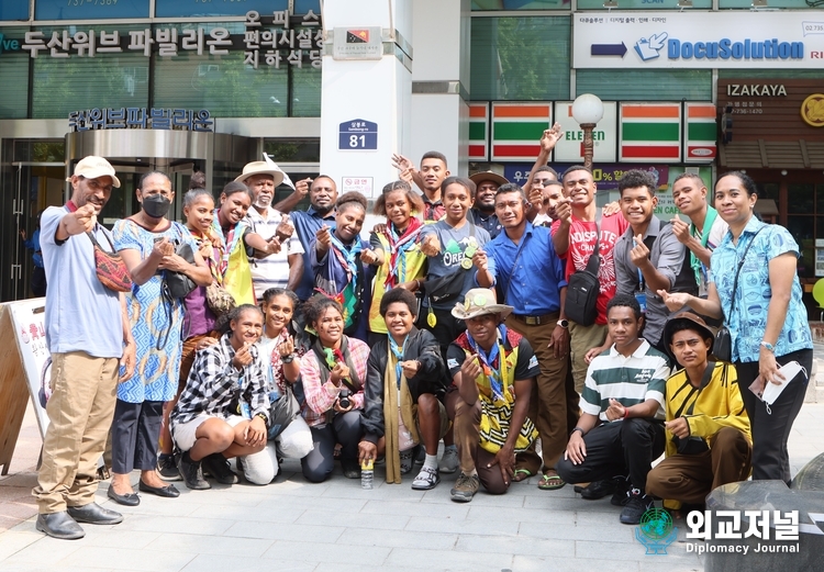 2023 World Scout Jamboree Papua New Guinea members are taking photos in front of the Papua New Guinea Embassy at Doosan We've Building in Jongno-gu, Seoul on August 13.