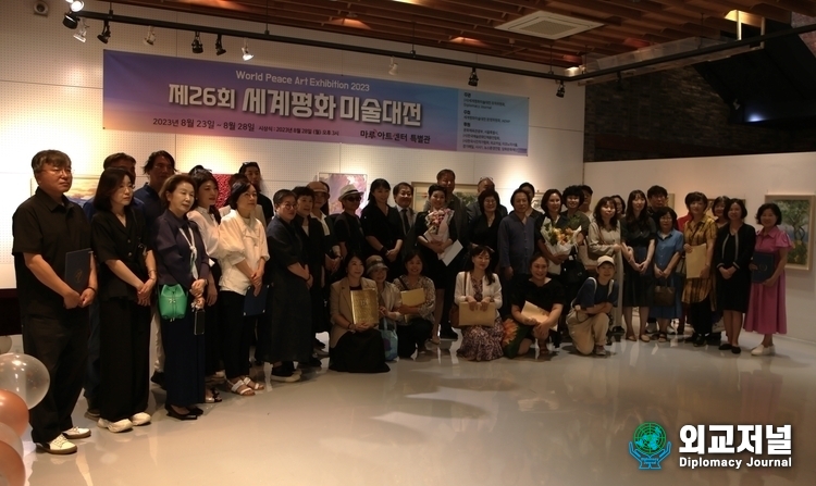 Artists who participated in the 26th World Peace Art Exhibition gathered together for a commemorative photo. (Photo by Kim Hak-young)