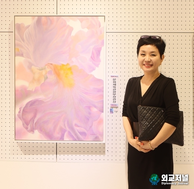 Artist Jung Ji-ah poses with her work that won the grand prize.