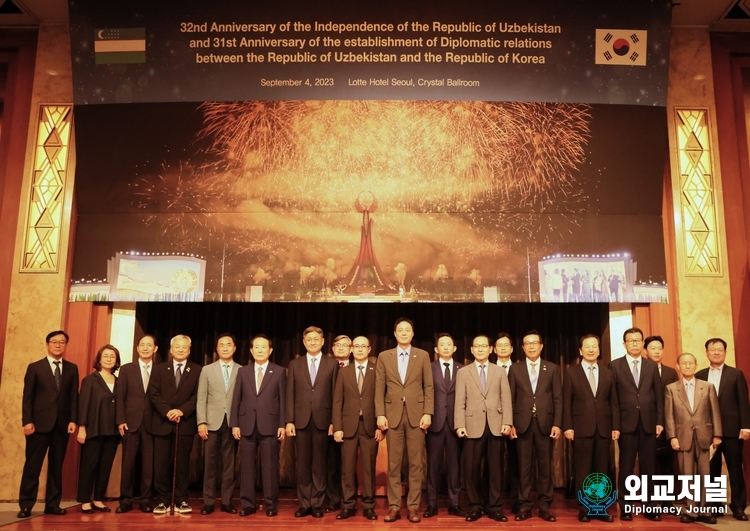 Minister Counsellor Fazliddin Arziev of the Embassy of Uzbekistan in Seoul (ninth from left) poses with Korean and foreign guests at a reception to mark the 32nd anniversary of the Independence of Uzbekistan held at Hotel Lotte in Seoul on Sept. 4.