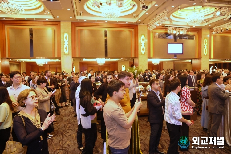 More than 700 distinguished guests from the Korean government and various other segments of Korean society, as well as the ambassadors and other senior officials from the Seoul Diplomatic Corps, attended the gala reception.