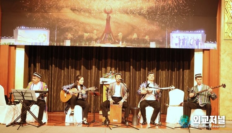 A five-member Uzbek band plays an Uzbek folk song..