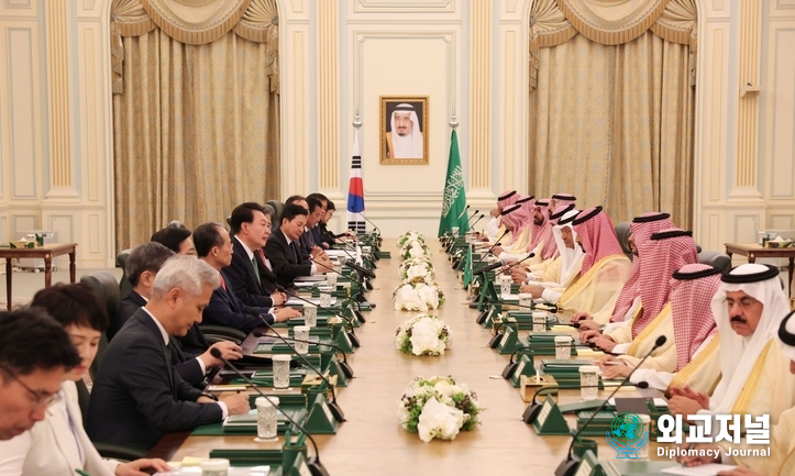 President Yoon Suk-yeol and his entourage hold a meeting with Saudi Arabian counterparts to expand bilateral ties on Oct. 22. /Courtesy of the Office of the President