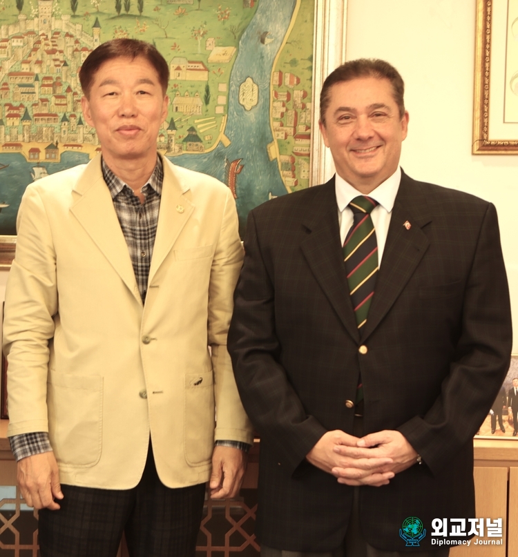 Amb. Murat Tamer of Turkiye to South Korea (right) poses with Chairman-Publisher Lee Jon-young of Diplomacy Journal