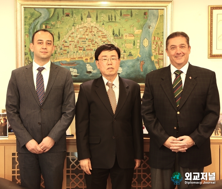 Amb. Murat Tamer of Turkiye to South Korea (right) poses with Managing Editor Lee Kap-soo of Diplomacy Journal (center) and Communications Counsellor Sercan Dogan of the Embassy of Turkiye in Seoul